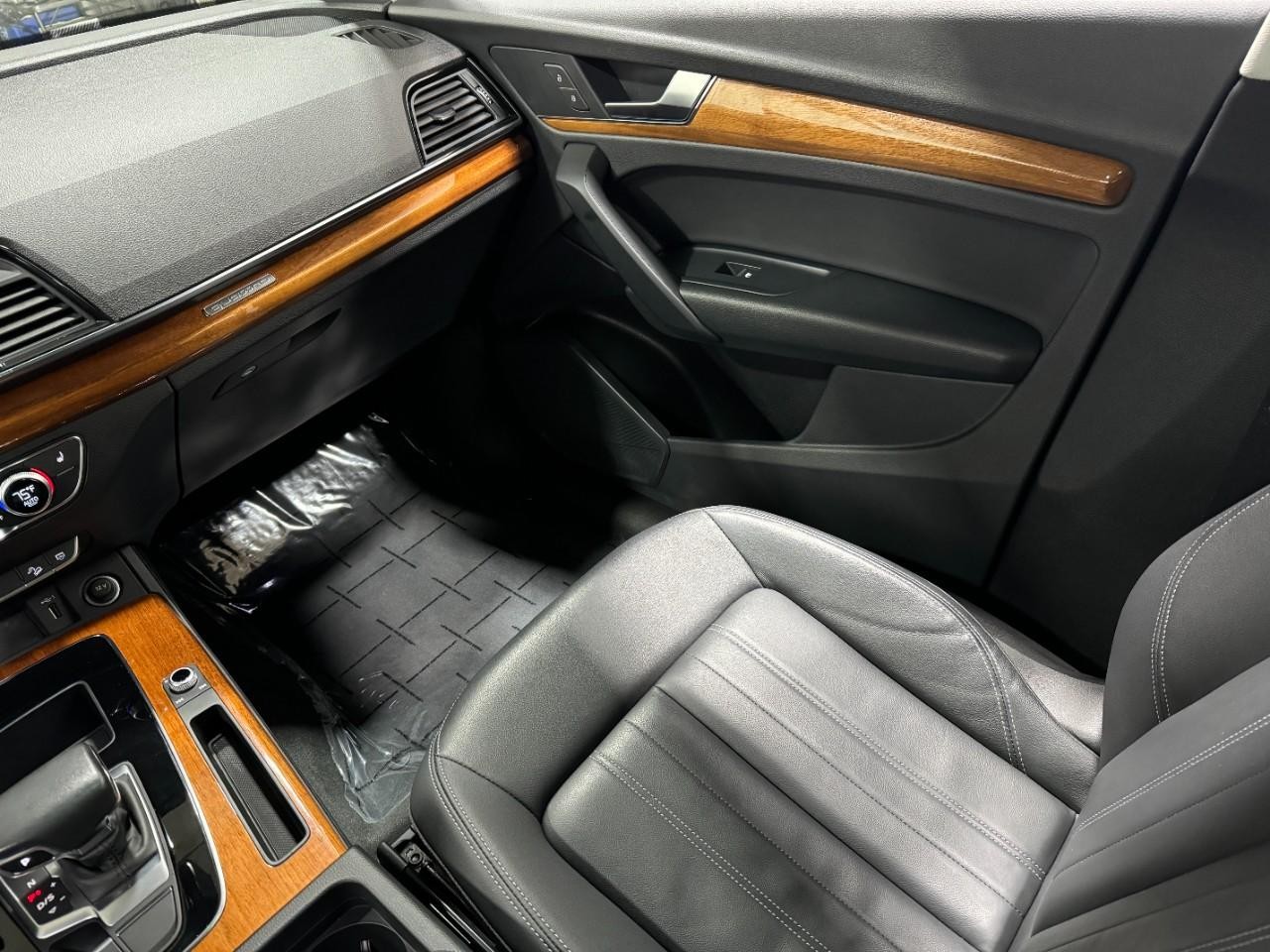 Audi Q5 Vehicle Full-screen Gallery Image 18