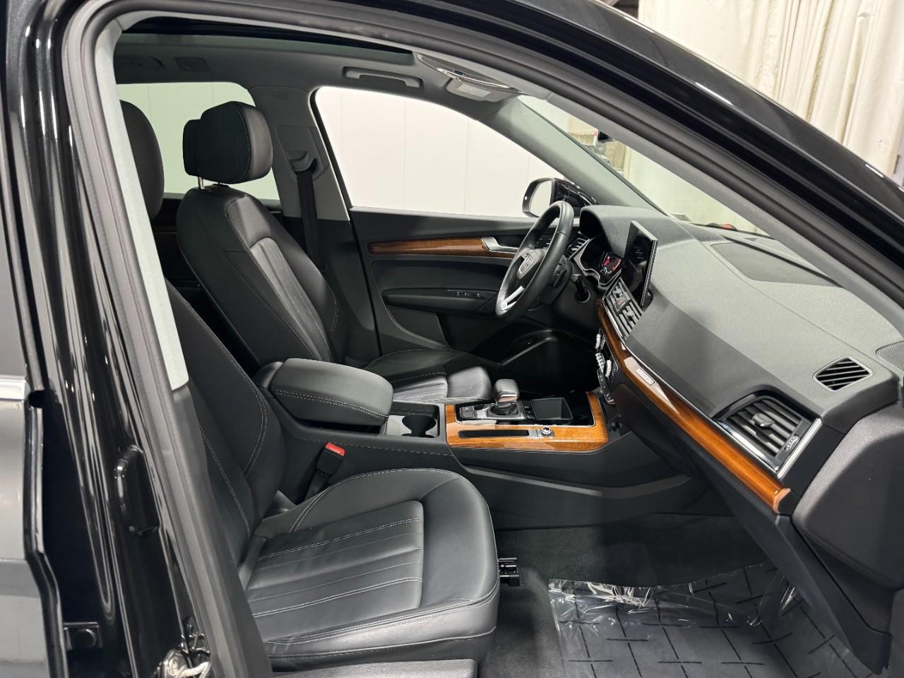 Audi Q5 Vehicle Full-screen Gallery Image 19