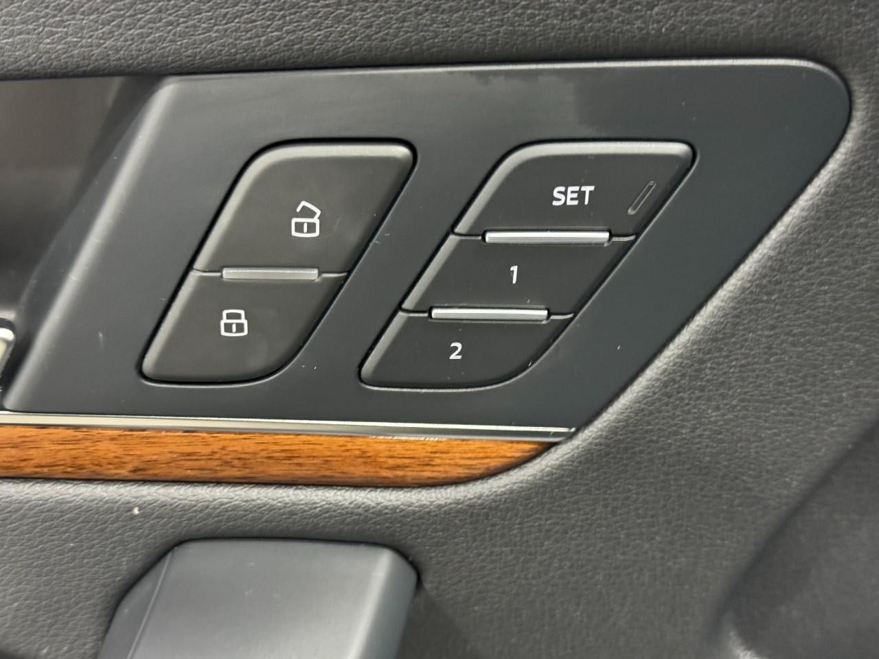 Audi Q5 Vehicle Full-screen Gallery Image 24