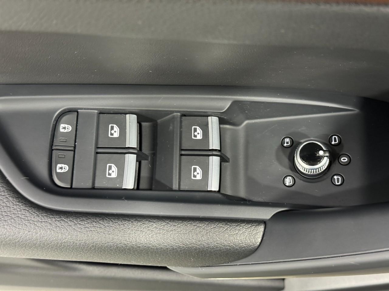 Audi Q5 Vehicle Full-screen Gallery Image 25