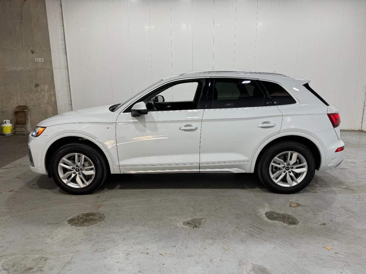Audi Q5 Vehicle Full-screen Gallery Image 2