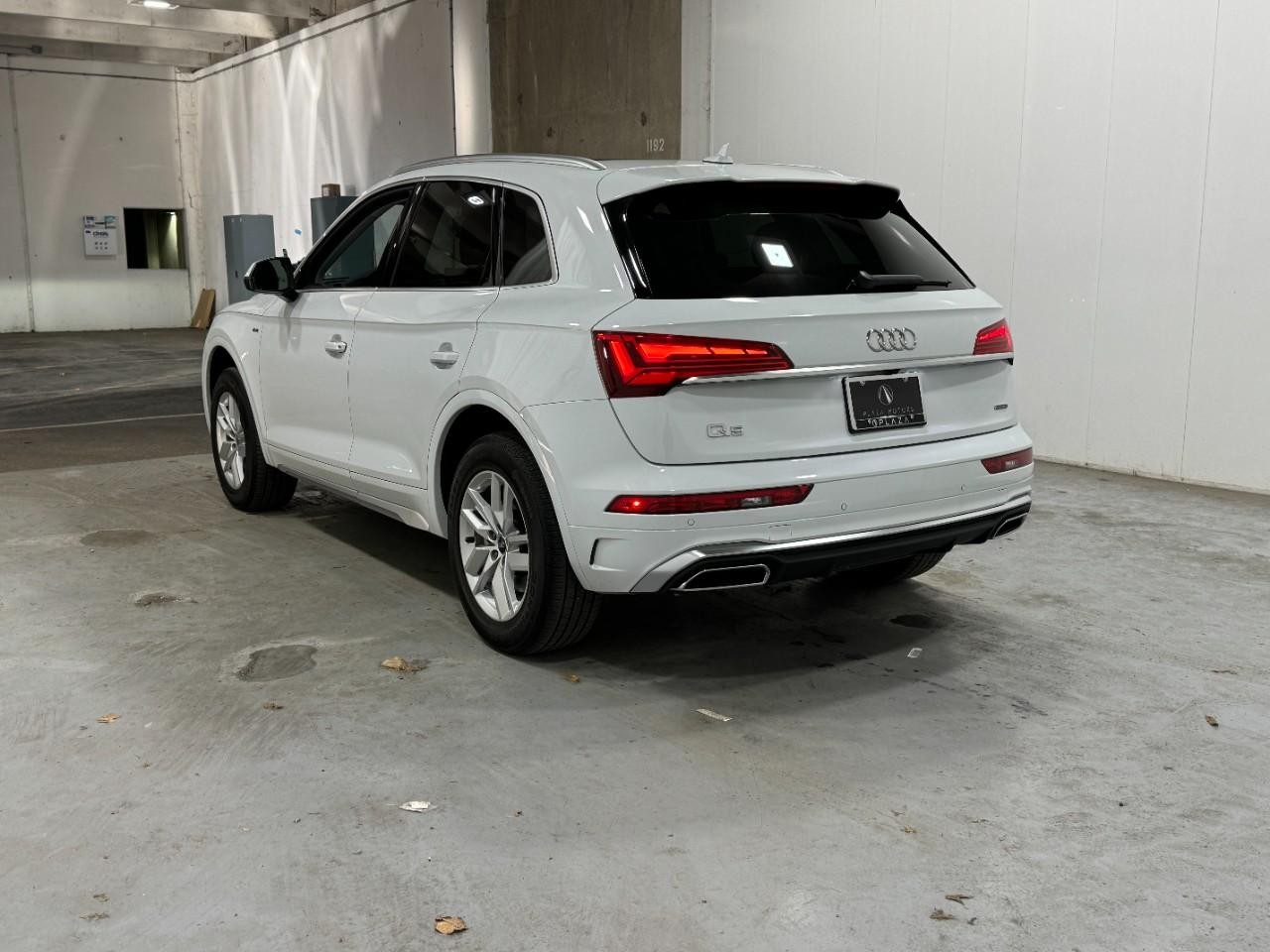 Audi Q5 Vehicle Full-screen Gallery Image 3