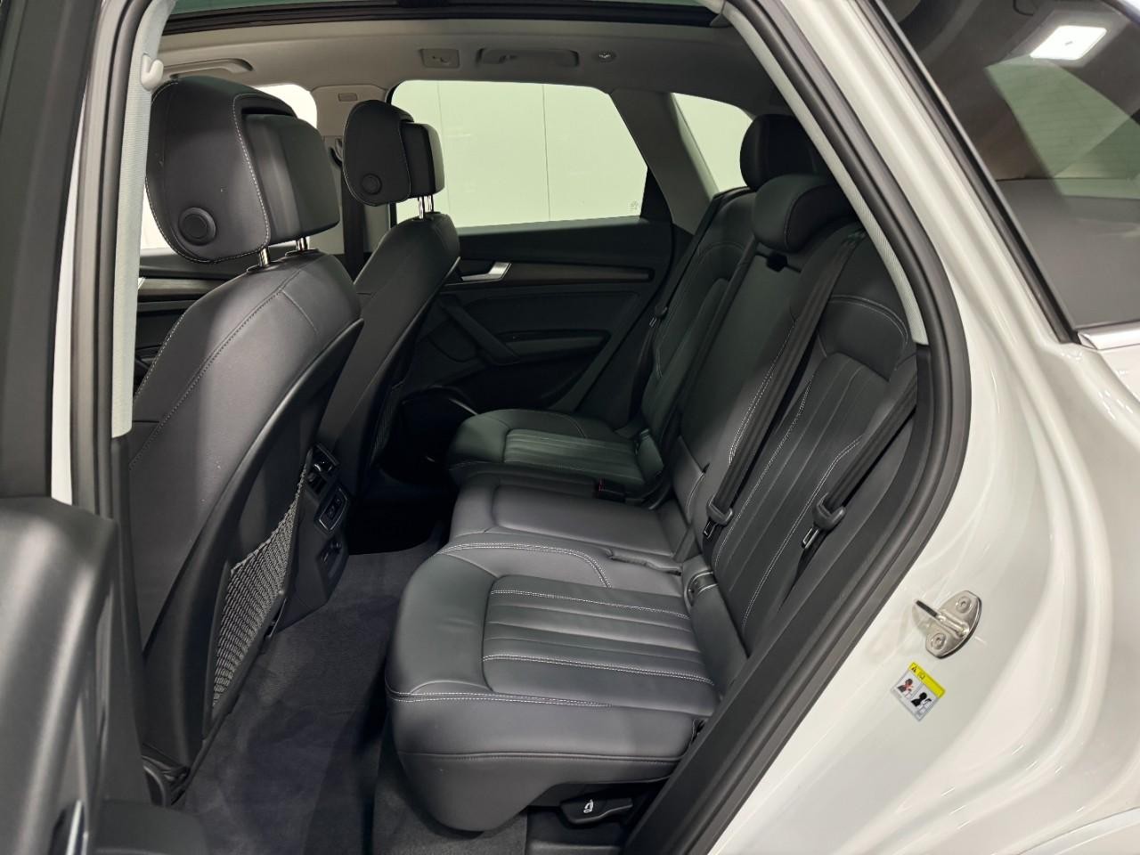 Audi Q5 Vehicle Full-screen Gallery Image 8