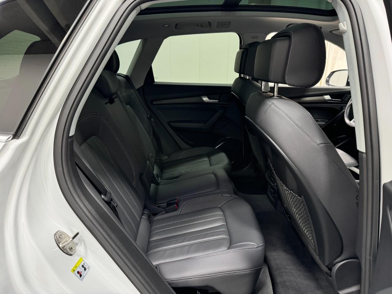 Audi Q5 Vehicle Full-screen Gallery Image 10