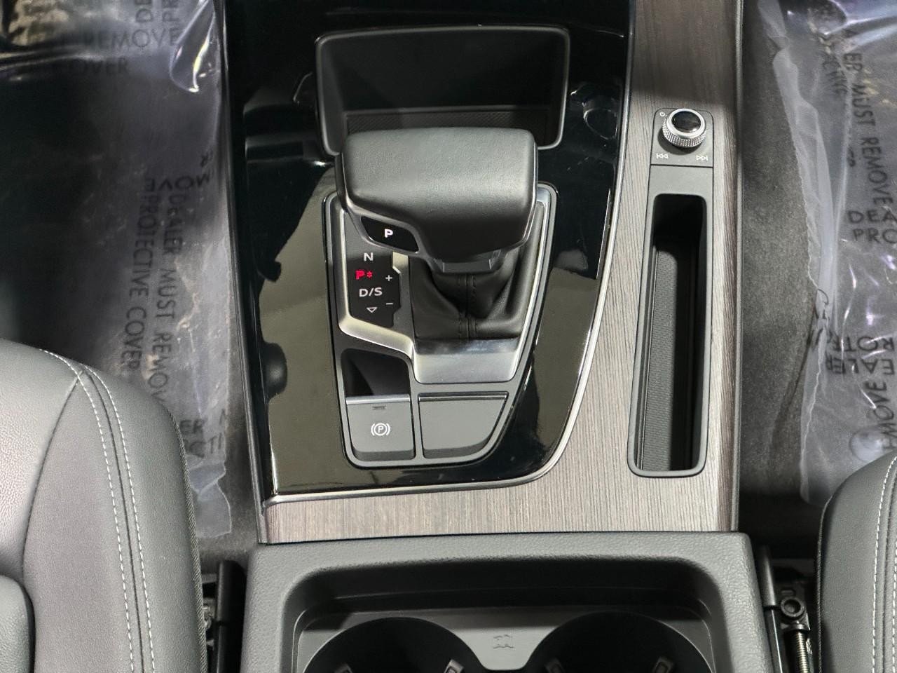 Audi Q5 Vehicle Full-screen Gallery Image 17