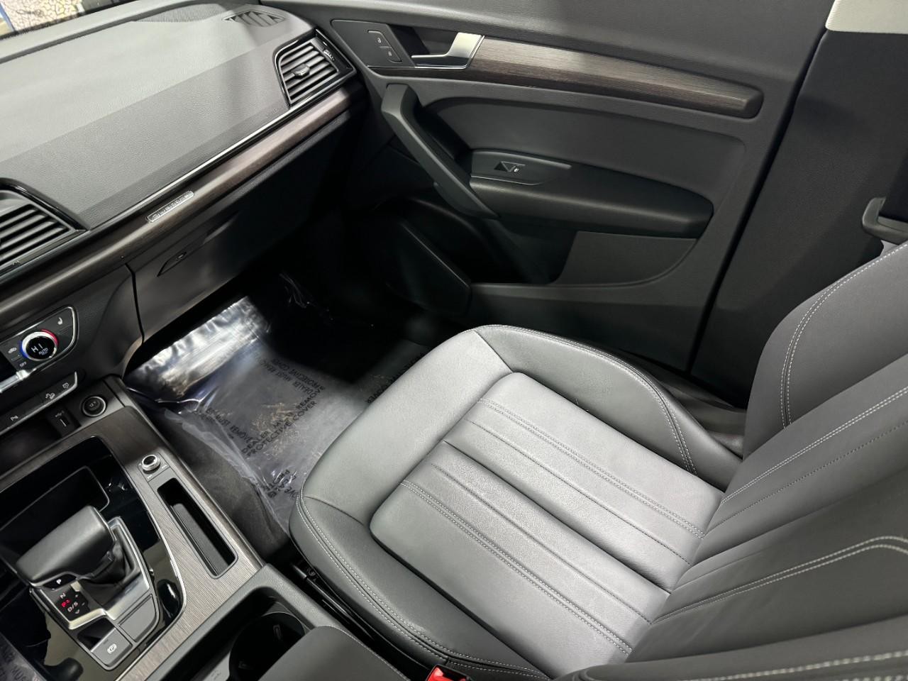 Audi Q5 Vehicle Full-screen Gallery Image 18