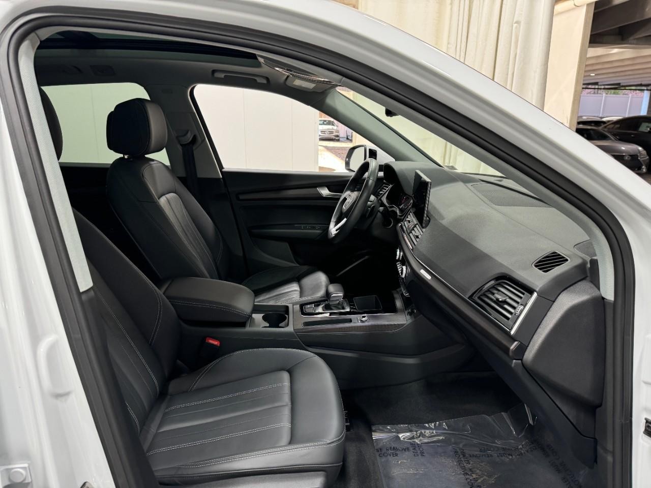 Audi Q5 Vehicle Full-screen Gallery Image 19