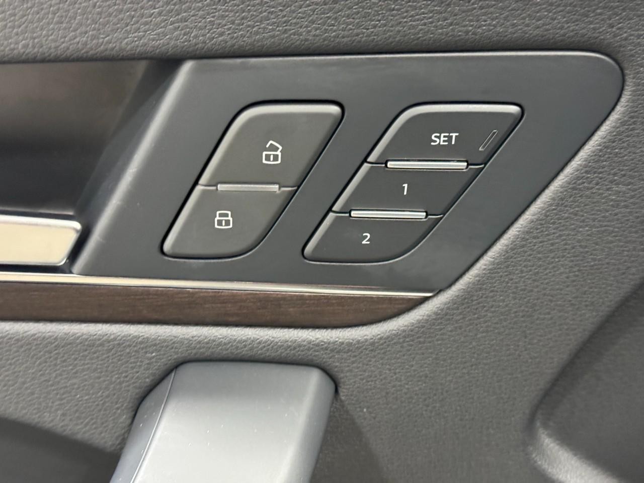 Audi Q5 Vehicle Full-screen Gallery Image 24