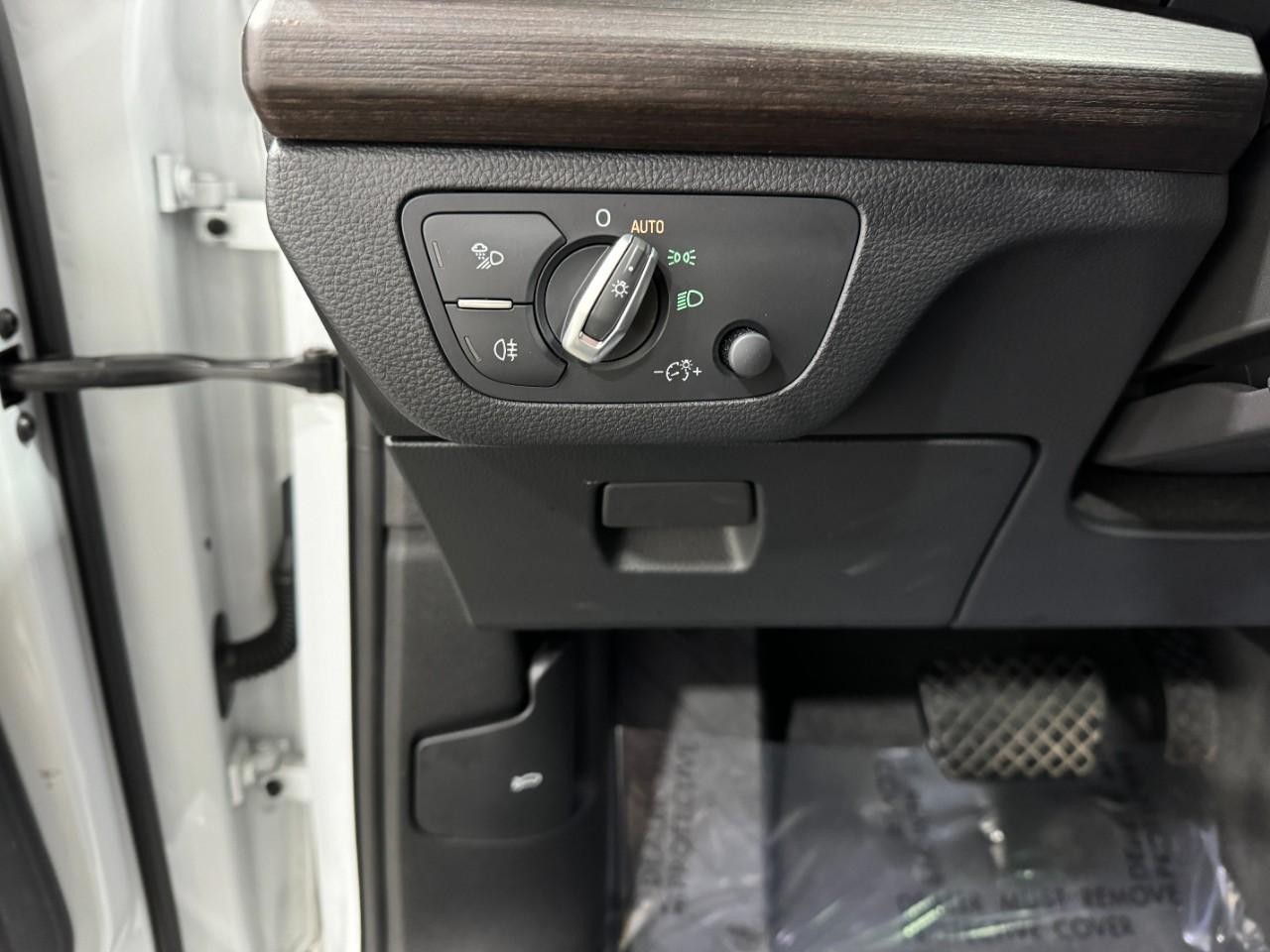 Audi Q5 Vehicle Full-screen Gallery Image 30