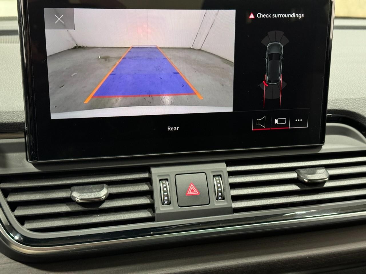 Audi Q5 Vehicle Full-screen Gallery Image 35