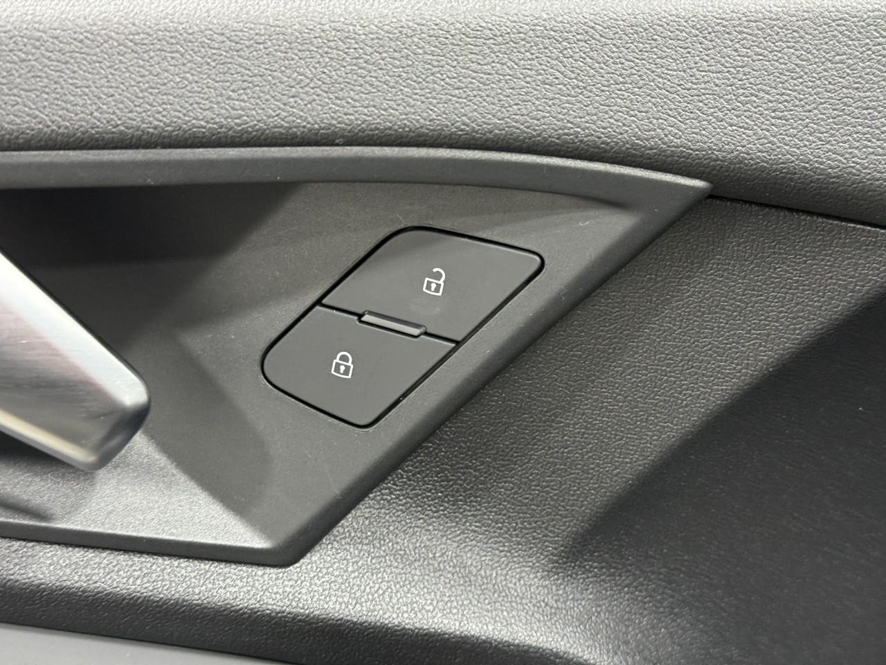 Audi A3 Vehicle Full-screen Gallery Image 23