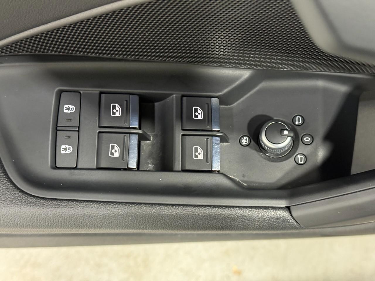 Audi A3 Vehicle Full-screen Gallery Image 24