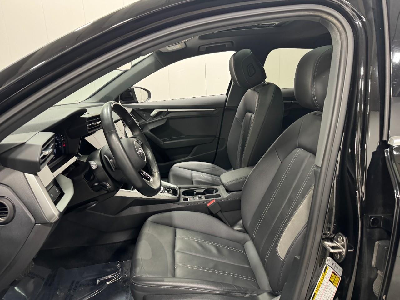 Audi A3 Vehicle Full-screen Gallery Image 26