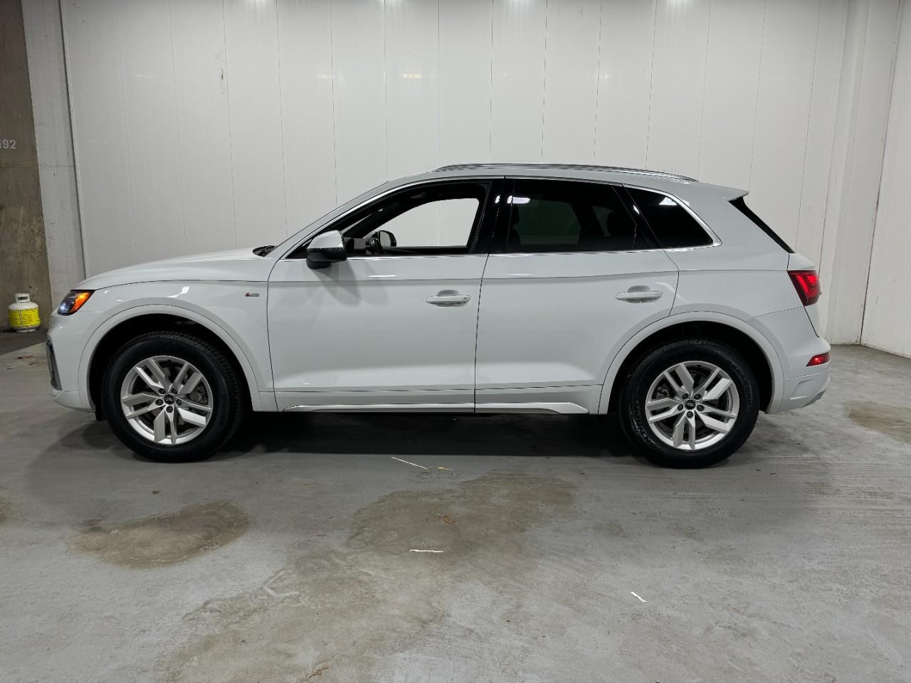 Audi Q5 Vehicle Full-screen Gallery Image 02