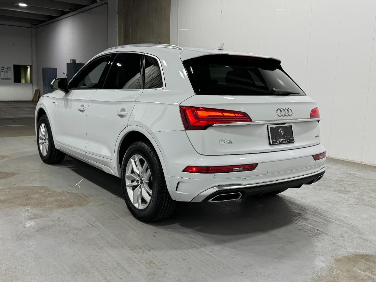 Audi Q5 Vehicle Full-screen Gallery Image 03