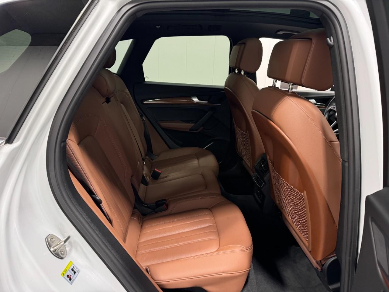 Audi Q5 Vehicle Full-screen Gallery Image 09