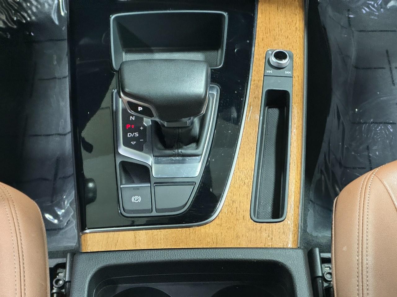 Audi Q5 Vehicle Full-screen Gallery Image 16