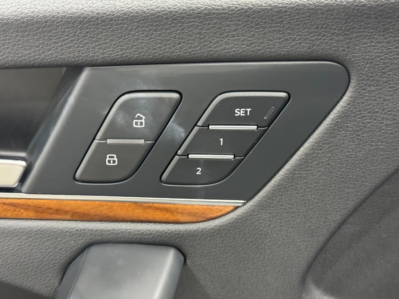 Audi Q5 Vehicle Full-screen Gallery Image 23