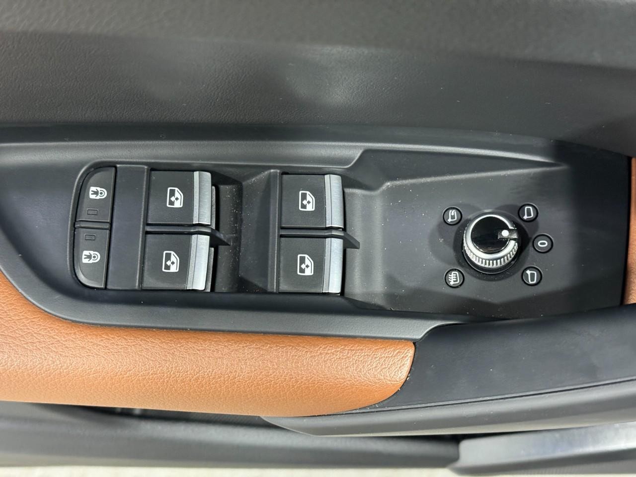 Audi Q5 Vehicle Full-screen Gallery Image 24