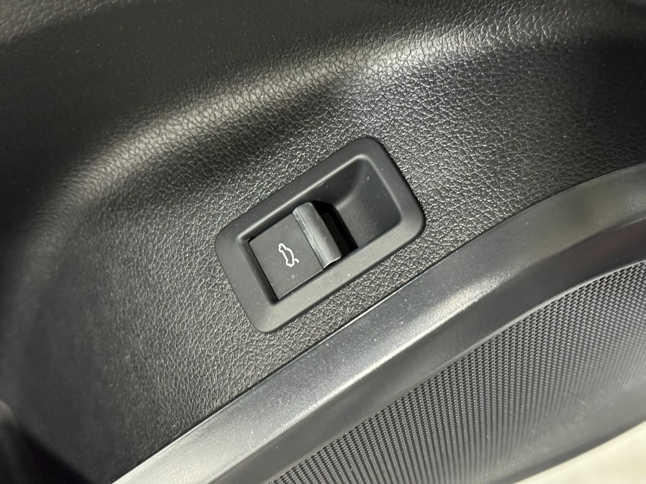 Audi Q5 Vehicle Full-screen Gallery Image 25