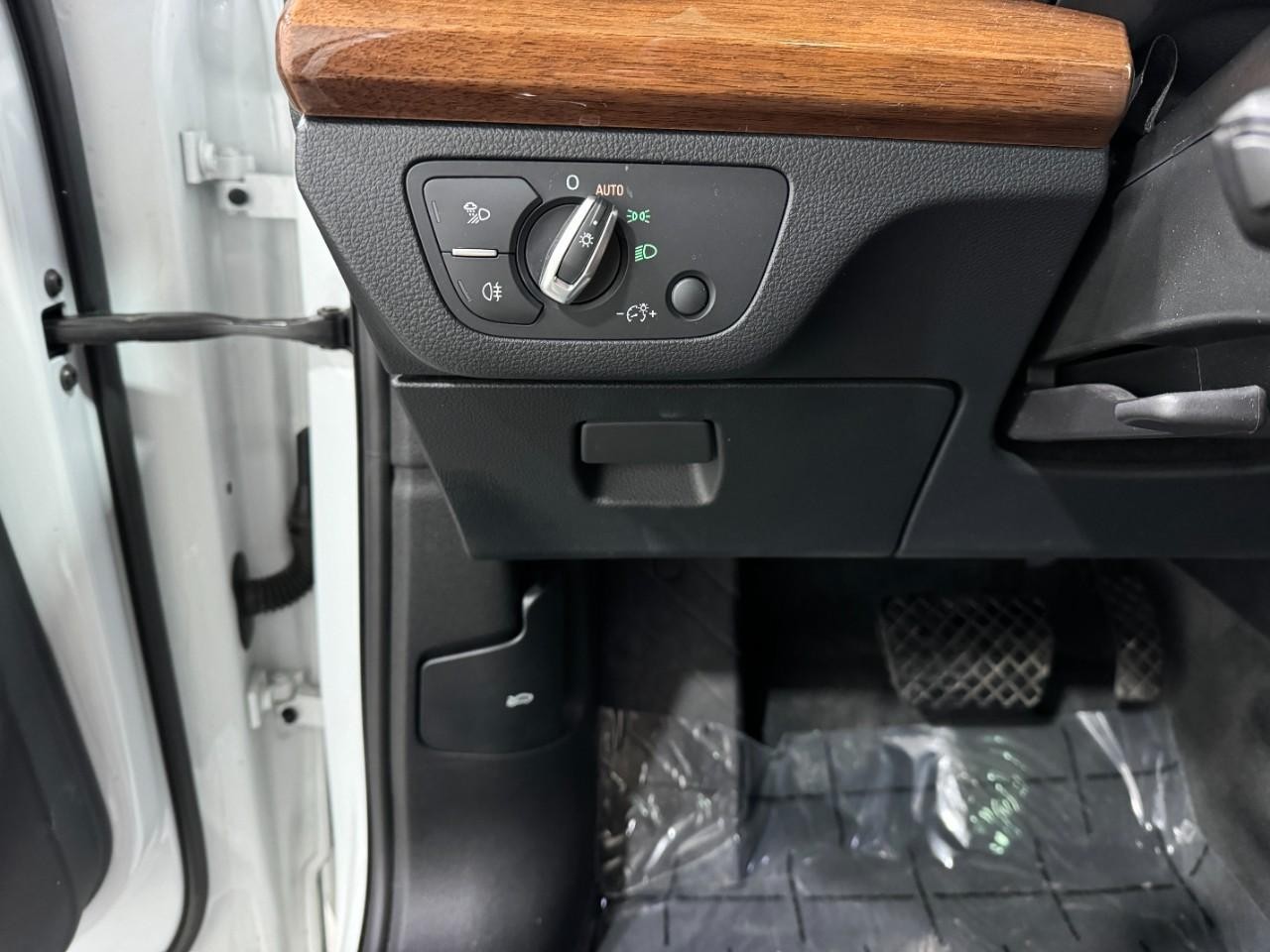 Audi Q5 Vehicle Full-screen Gallery Image 29