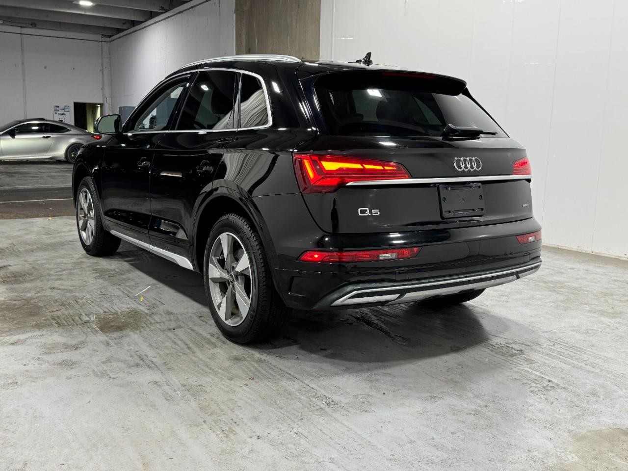 Audi Q5 Vehicle Full-screen Gallery Image 03