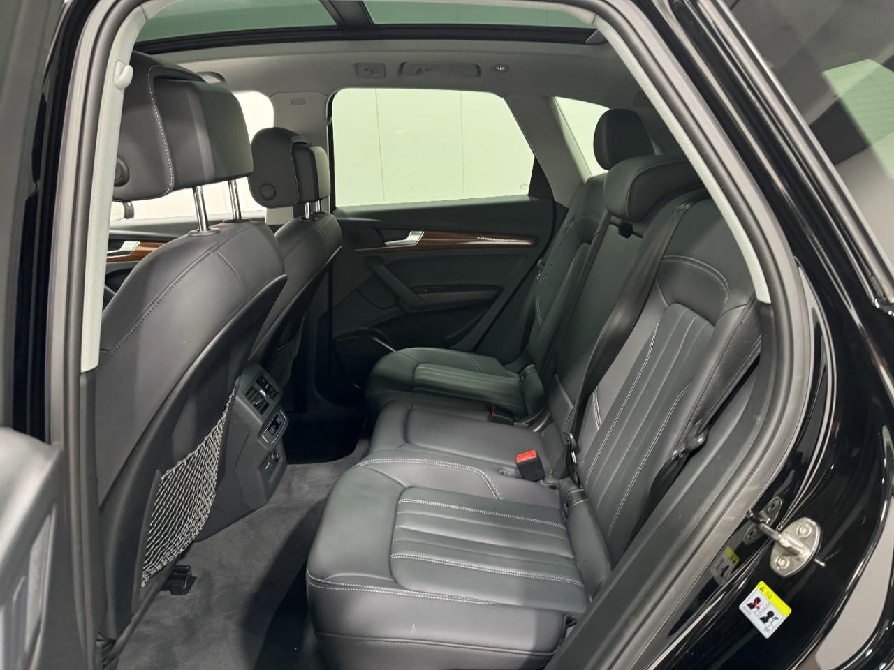 Audi Q5 Vehicle Full-screen Gallery Image 08