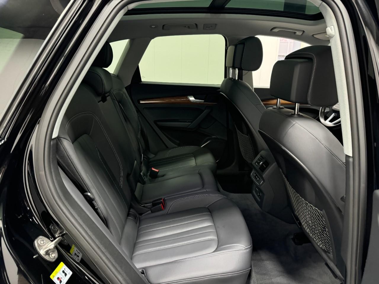 Audi Q5 Vehicle Full-screen Gallery Image 10