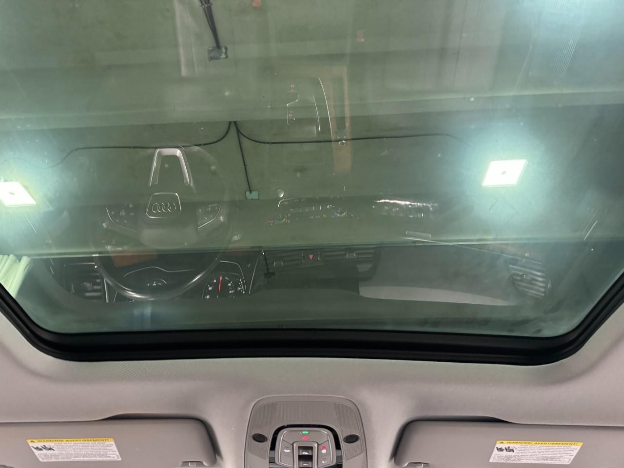 Audi Q5 Vehicle Full-screen Gallery Image 12