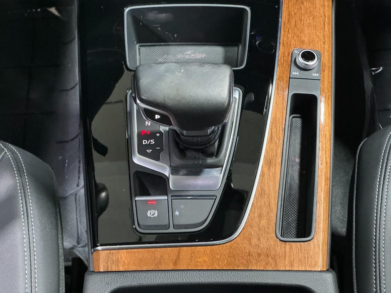 Audi Q5 Vehicle Full-screen Gallery Image 17