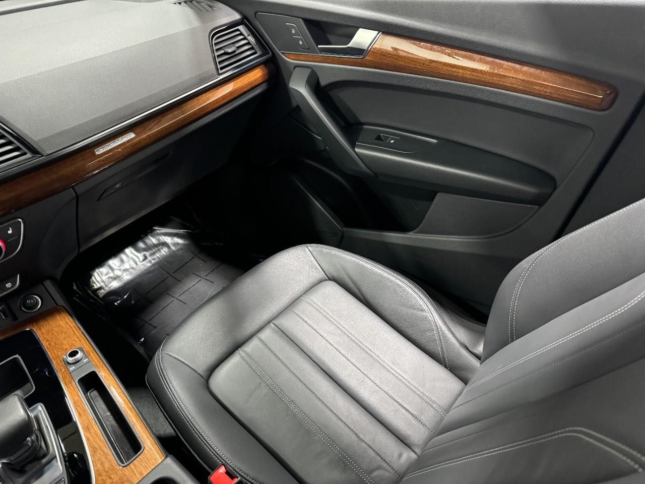 Audi Q5 Vehicle Full-screen Gallery Image 18