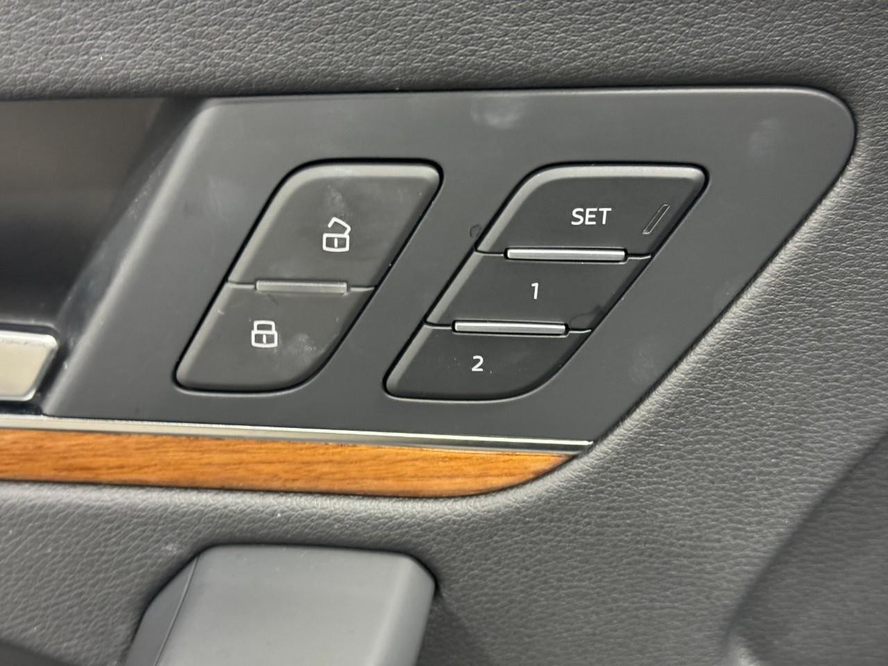 Audi Q5 Vehicle Full-screen Gallery Image 24