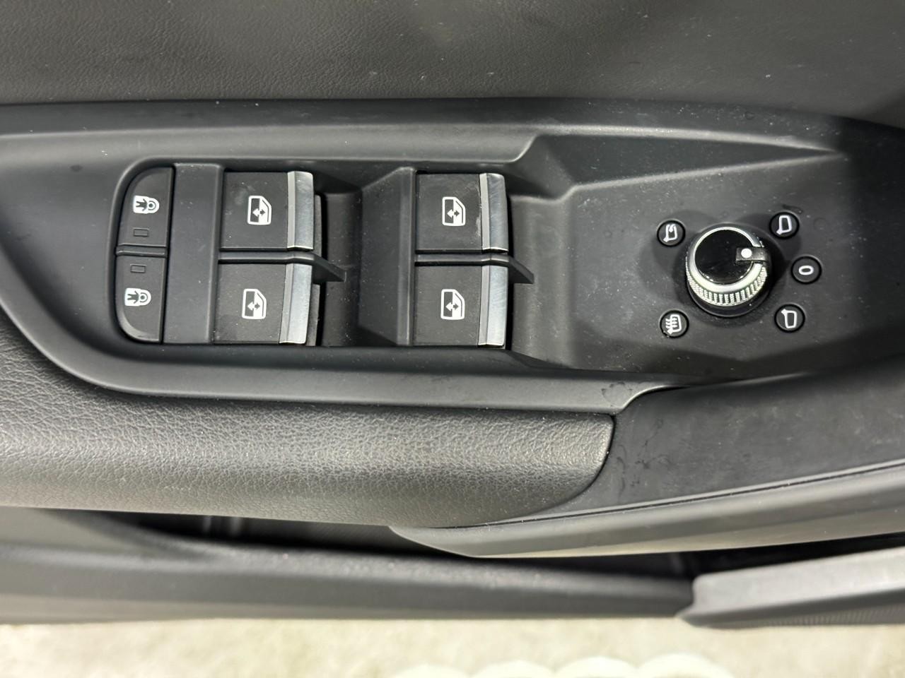 Audi Q5 Vehicle Full-screen Gallery Image 25