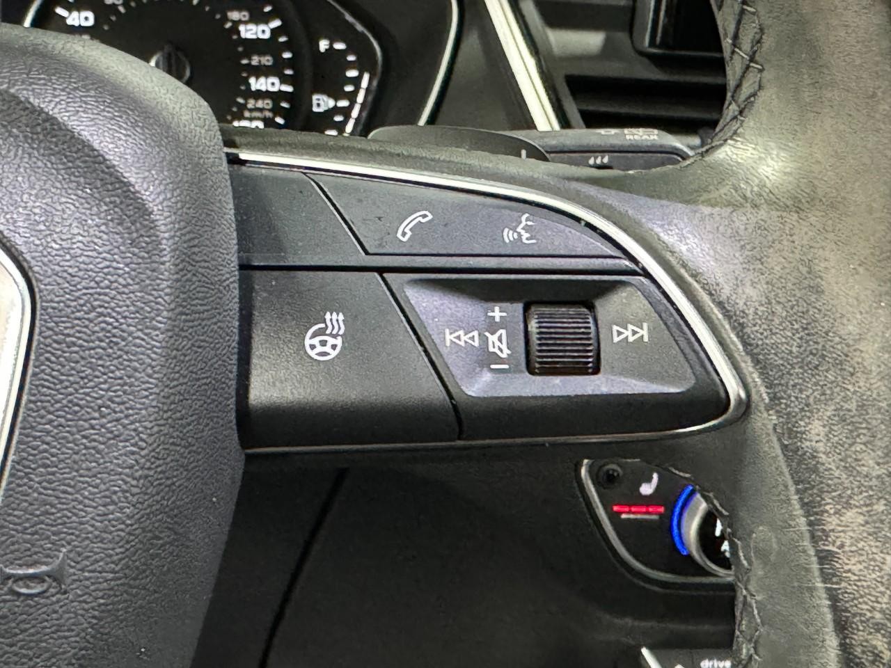 Audi Q5 Vehicle Full-screen Gallery Image 33