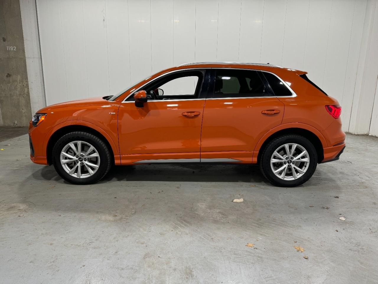 Audi Q3 Vehicle Full-screen Gallery Image 02