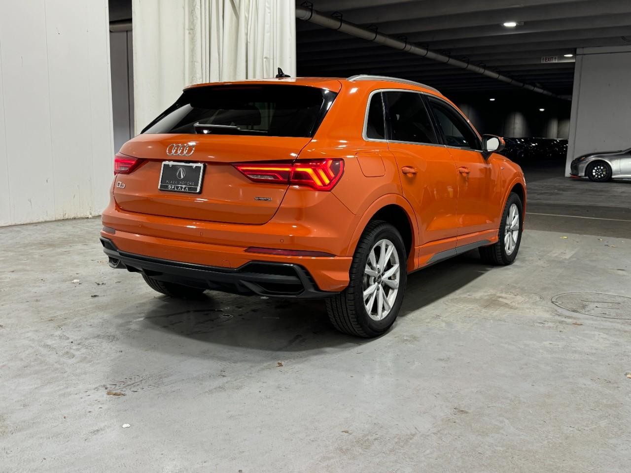 Audi Q3 Vehicle Full-screen Gallery Image 04