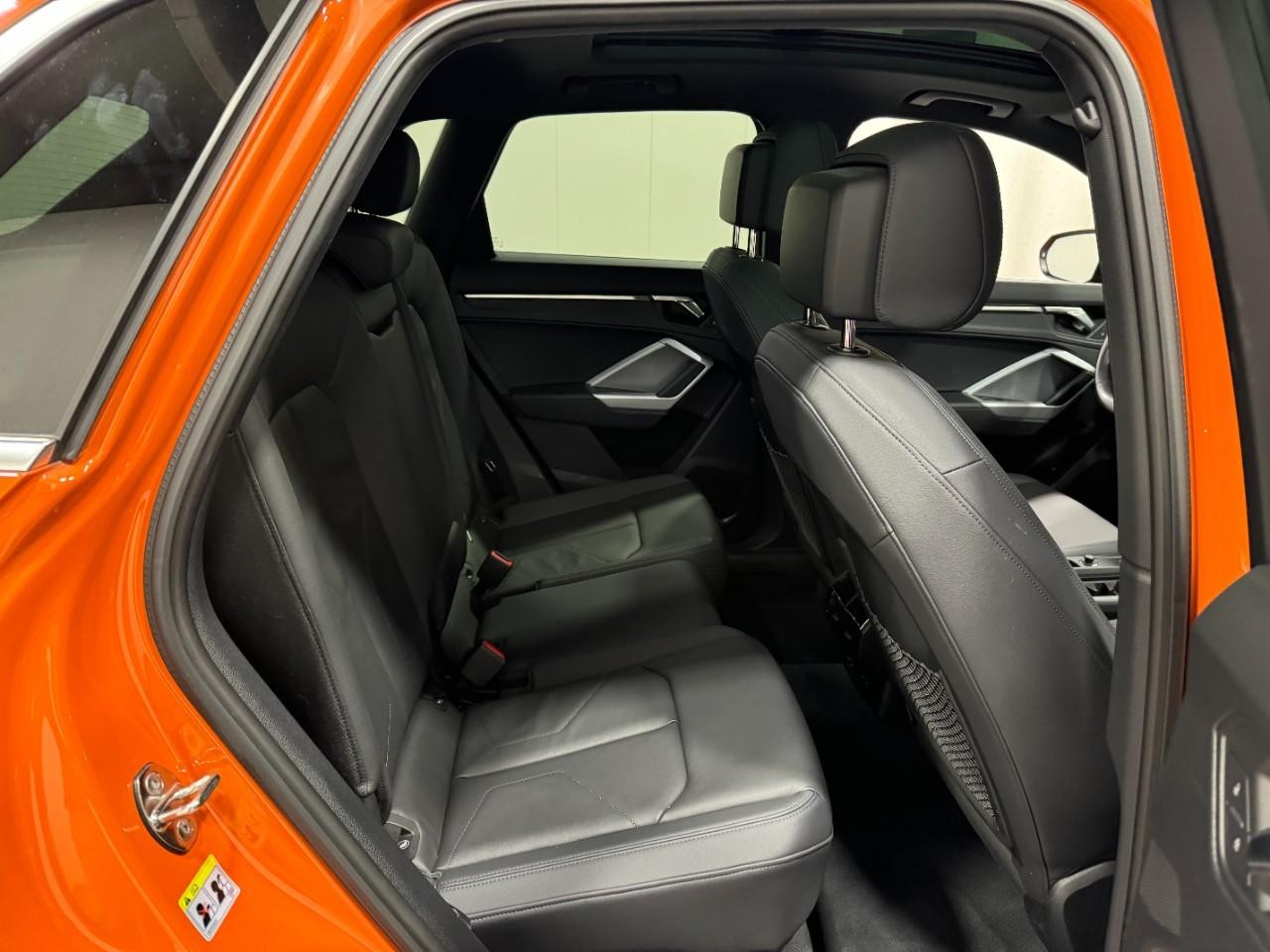 Audi Q3 Vehicle Full-screen Gallery Image 10