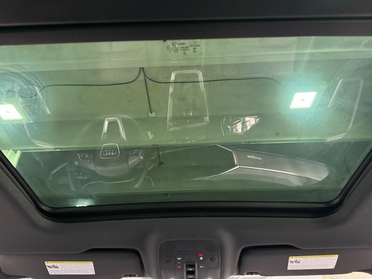 Audi Q3 Vehicle Full-screen Gallery Image 11