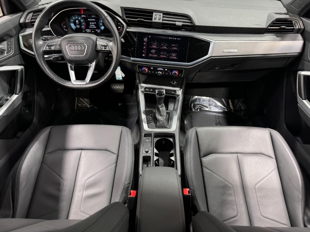 Audi Q3 Vehicle Full-screen Gallery Image 12