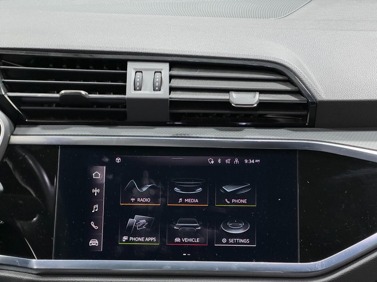 Audi Q3 Vehicle Full-screen Gallery Image 14