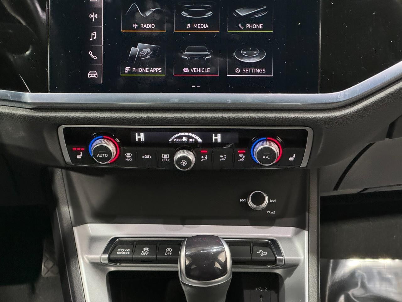 Audi Q3 Vehicle Full-screen Gallery Image 15