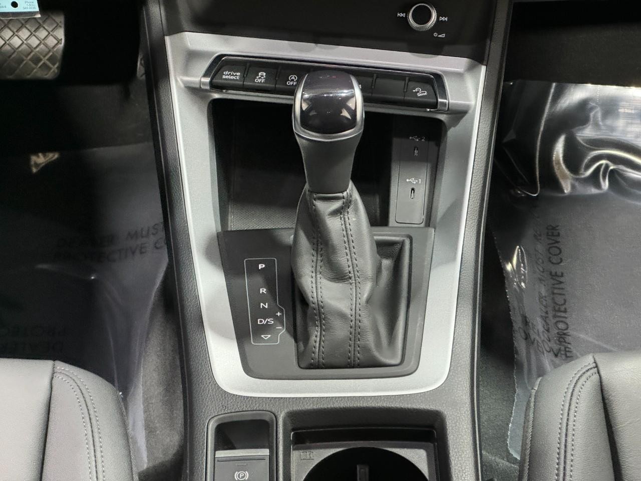 Audi Q3 Vehicle Full-screen Gallery Image 16