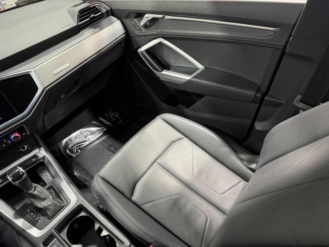 Audi Q3 Vehicle Full-screen Gallery Image 17