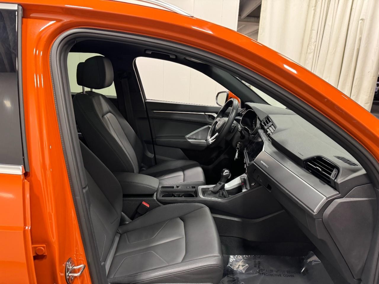 Audi Q3 Vehicle Full-screen Gallery Image 18