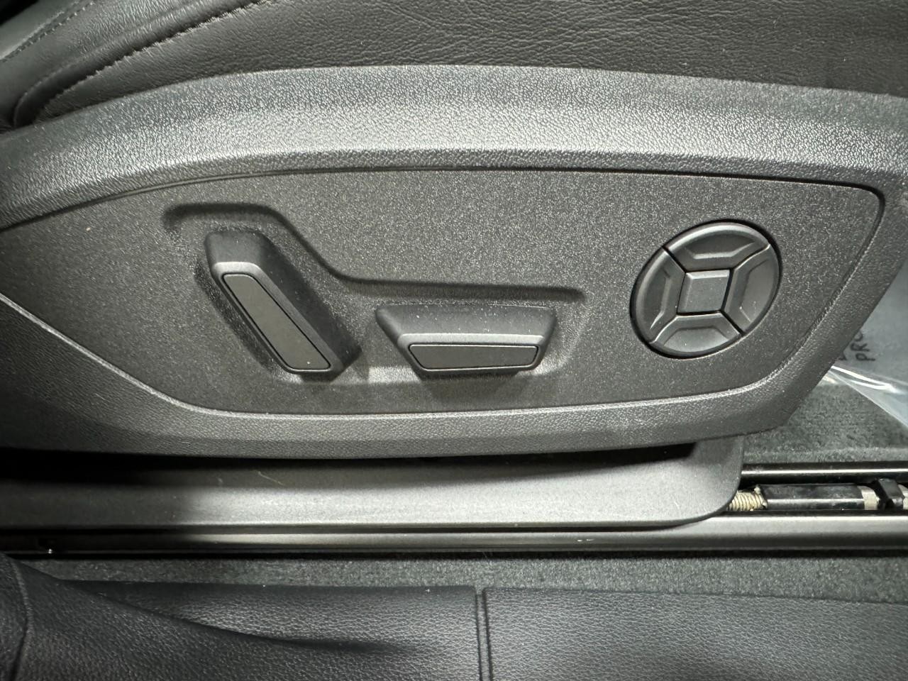 Audi Q3 Vehicle Full-screen Gallery Image 20