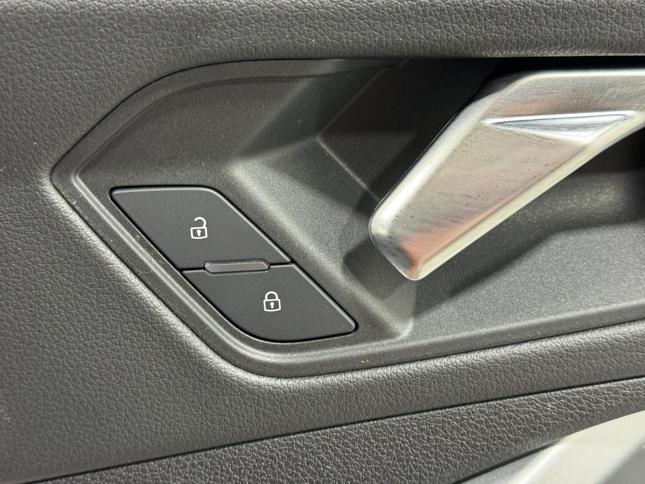 Audi Q3 Vehicle Full-screen Gallery Image 21