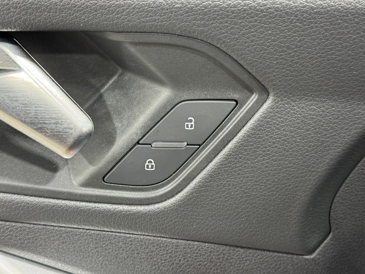 Audi Q3 Vehicle Full-screen Gallery Image 23