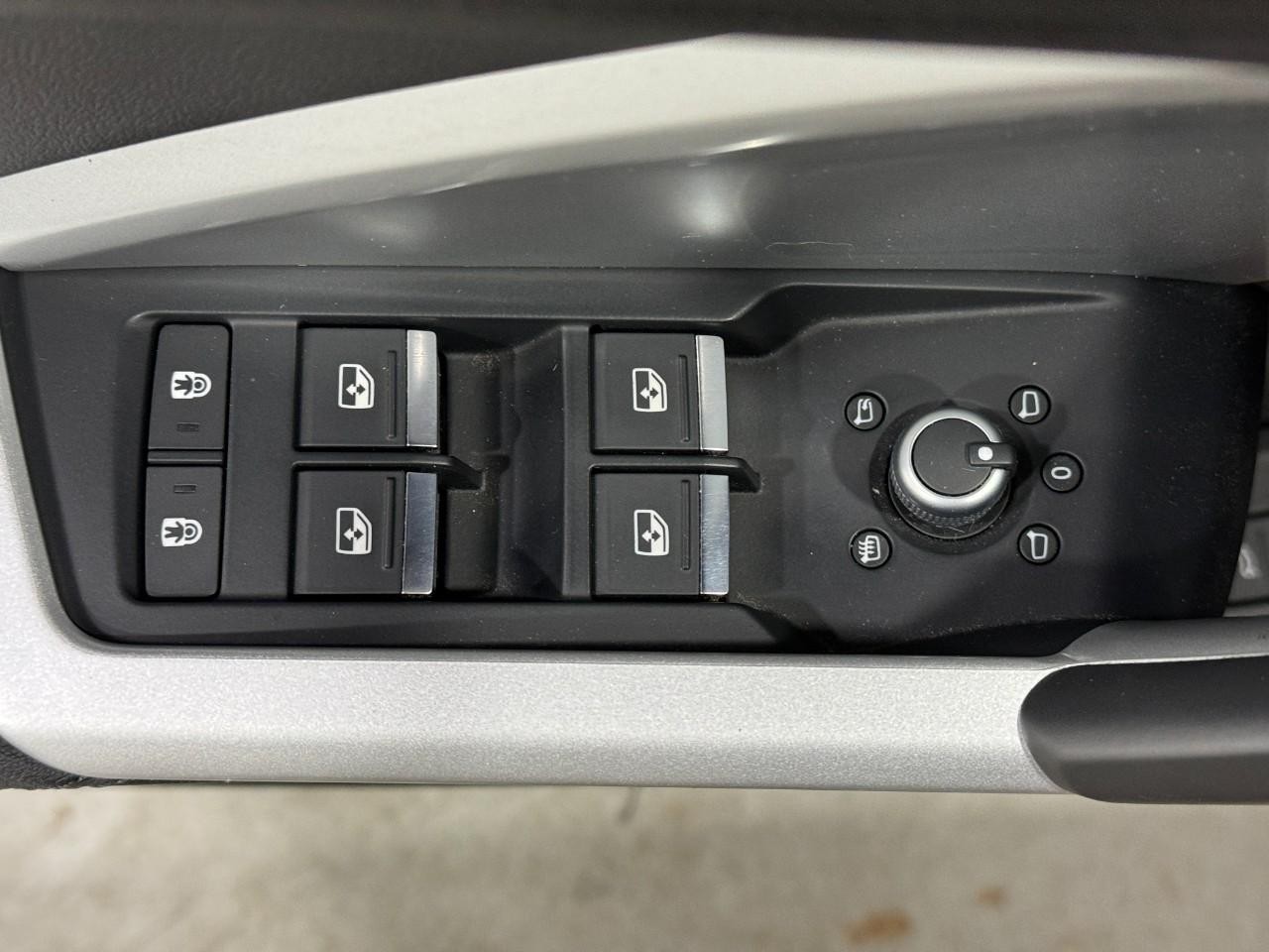 Audi Q3 Vehicle Full-screen Gallery Image 24