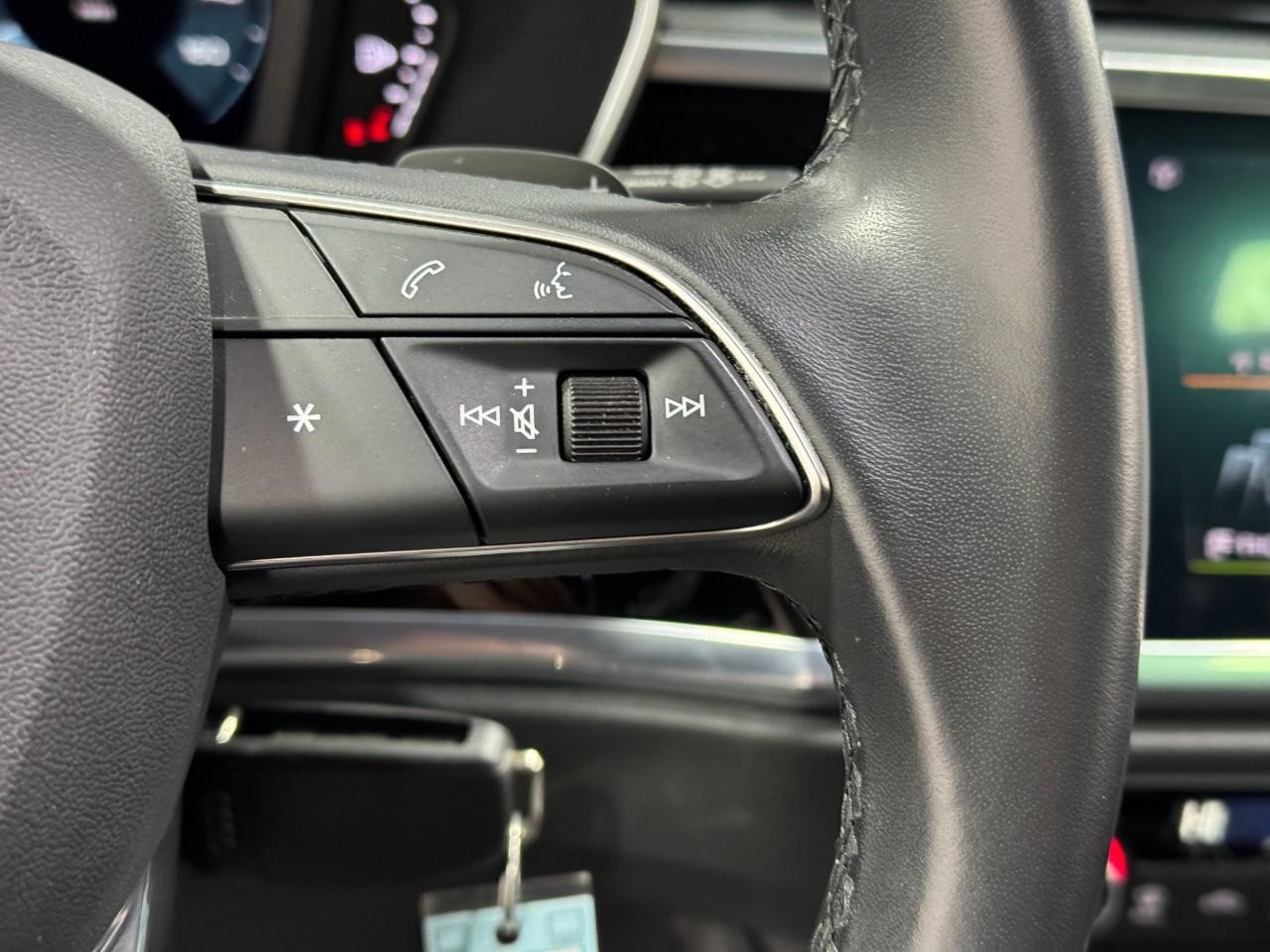 Audi Q3 Vehicle Full-screen Gallery Image 32