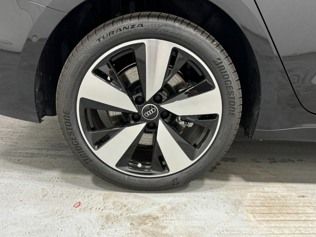 Audi A5 Vehicle Full-screen Gallery Image 5